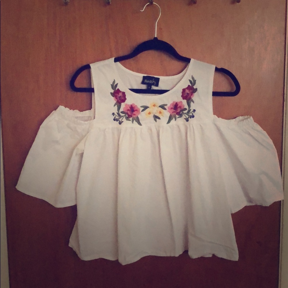 Open shoulder flower shirt 🌺